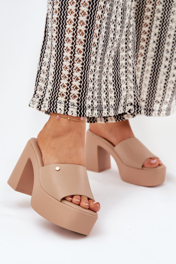 Dames slippers van eco leer met hakken en platform chaki kleur Tamirella 2