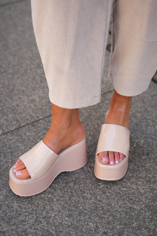 met lak-effect Dames slippers met platform Hoge Hakken zandkleur Nellevia met lak-effect Dames slippers met platform Hoge Hakken zandkleur Nellevia